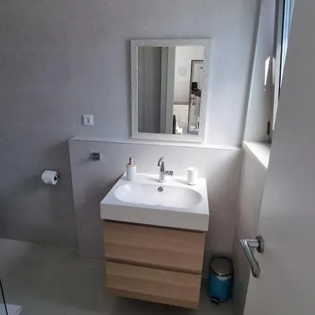 Island Apartment Vis