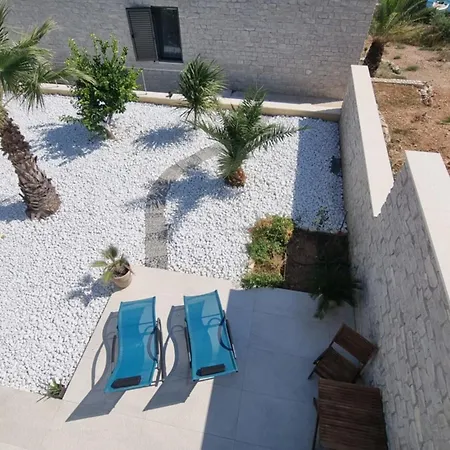 Island Apartment Vis