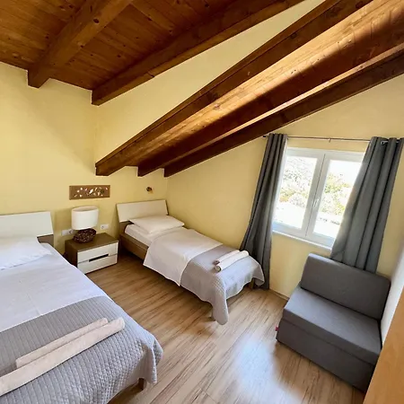 Island Apartment Vis