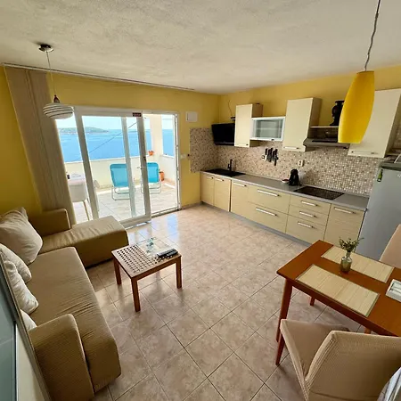 Island Apartment Vis