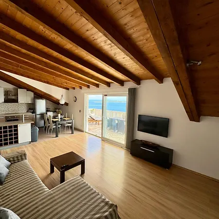 Island Apartment Vis